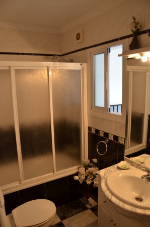 Badrum med dusch och badkar